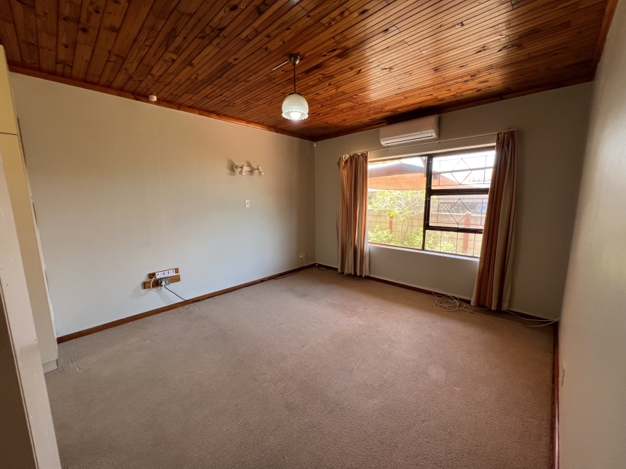 4 Bedroom Property for Sale in Wavecrest Eastern Cape